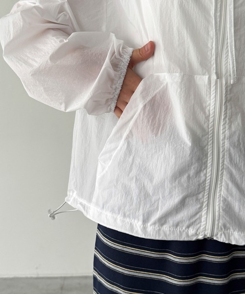CANAL JEAN（キャナルジーン）の「El mar　UVカットナイロンパーカー（ナイロンジャケット・レディース・ホワイト/サックスブルー・ONE SIZE）」の5枚目の写真