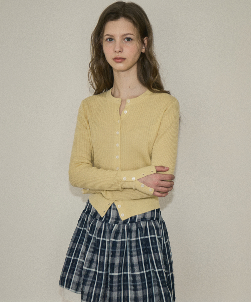 OURNOSTALGIA（アワー ノスタルジア）の「Cuffs wool button cardigan_Butter yellow(OC25-KN03)（カーディガン/ボレロ・レディース・ライトイエロー・FREE）」の2枚目の写真