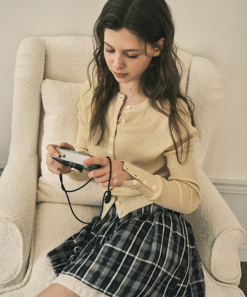 OURNOSTALGIA（アワー ノスタルジア）の「Cuffs wool button cardigan_Butter yellow(OC25-KN03)（カーディガン/ボレロ・レディース・ライトイエロー・FREE）」の3枚目の写真