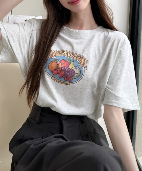 Ada.（エイダ）の「ヴィンテージ ライク フルーツ ロゴ 半袖 Tシャツ（Tシャツ/カットソー・レディース・ライトグレー/ホワイト/チャコール/アイボリー・FREE）」の3枚目の写真