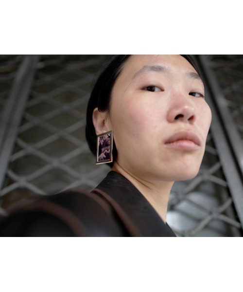 D'heygere(ディヘラ)の「Frame Earring(ピアス(両耳用)・レディース・シルバー・ONE SIZE)」の2枚目の写真
