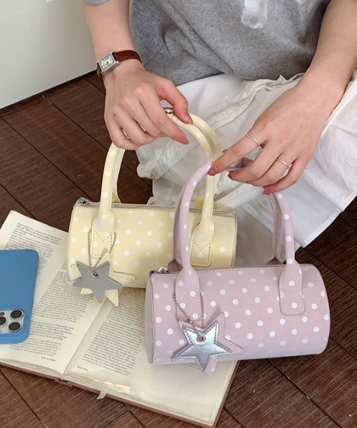 pyornim(ピョルニム)の「【2WAY】スターチャーム付き ドット柄 ドラムハンドバッグ ショルダーバッグ(ショルダーバッグ・レディース・ブラック/サックスブルー/ピンク/ホワイト/イエロー・F)」の9枚目の写真