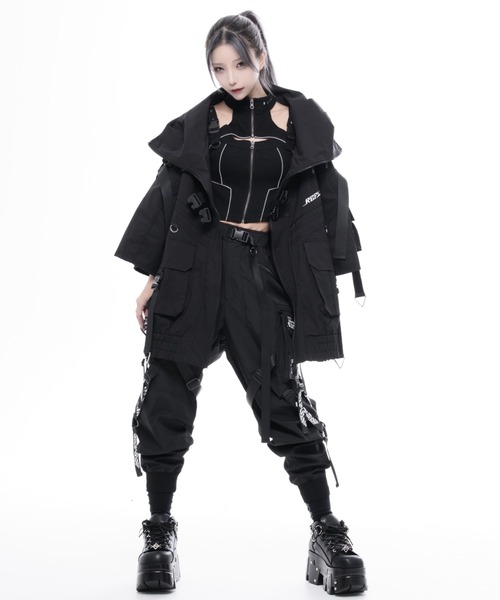 REFLEM INDUSTRY（レフレムインダストリー）の「REFLEM INDUSTRY/レフレム インダストリー』HALF-SLEEVE STORM SHELL HOODIE/サイバー切替ハイネックパーカー(撥水Type)（パーカー・レディース・ブラック・FREE）」の14枚目の写真