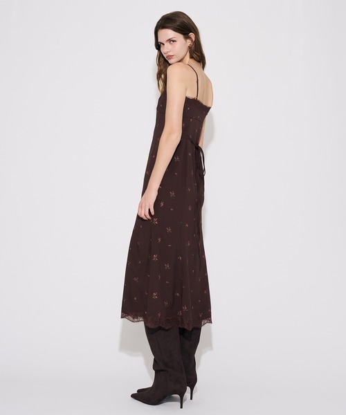 DEICY(デイシー)の「ローズ刺繍キャミワンピース(ワンピース・レディース・ベビーピンク/ブラウン・1/0)」の10枚目の写真