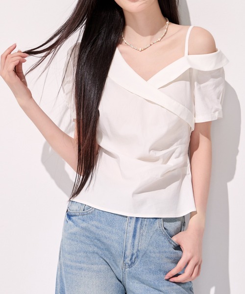LUCPY(ラクピー)の「アシンメトリーオフショルダーブラウス(Tシャツ/カットソー・レディース・ホワイト・SMALL/MEDIUM/LARGE/X-LARGE)」の1枚目の写真