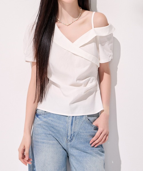 LUCPY(ラクピー)の「アシンメトリーオフショルダーブラウス(Tシャツ/カットソー・レディース・ホワイト・SMALL/MEDIUM/LARGE/X-LARGE)」の2枚目の写真