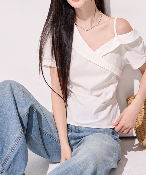 LUCPY(ラクピー)の「アシンメトリーオフショルダーブラウス(Tシャツ/カットソー・レディース・ホワイト・SMALL/MEDIUM/LARGE/X-LARGE)」の3枚目の写真