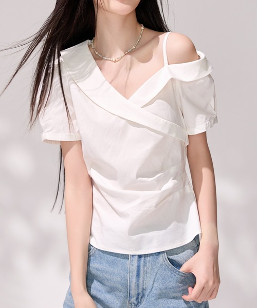 LUCPY(ラクピー)の「アシンメトリーオフショルダーブラウス(Tシャツ/カットソー・レディース・ホワイト・SMALL/MEDIUM/LARGE/X-LARGE)」の4枚目の写真