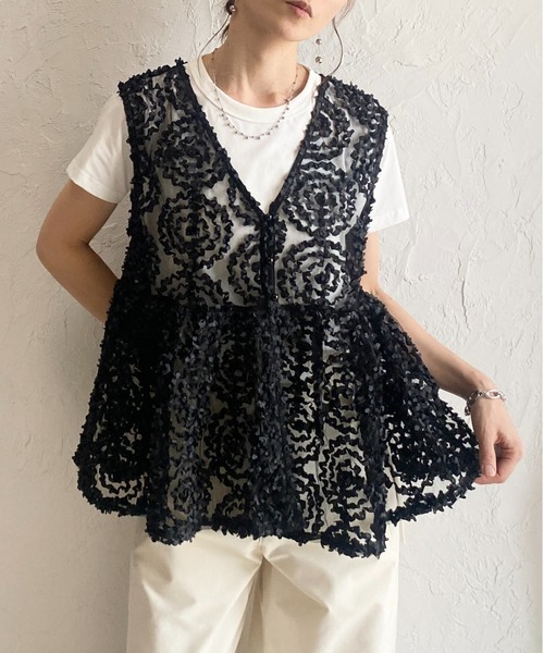 She's Closet(シーズクローゼット)の「Vネック 刺繍 レース ジャガード チュール シアー ペプラムベスト トップス(ベスト・レディース・アイボリー/ブラック・FREE)」の2枚目の写真