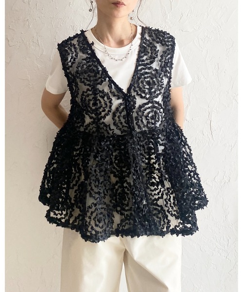 She's Closet(シーズクローゼット)の「Vネック 刺繍 レース ジャガード チュール シアー ペプラムベスト トップス(ベスト・レディース・アイボリー/ブラック・FREE)」の6枚目の写真