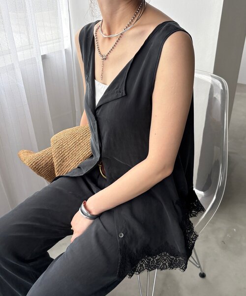 DouDou(ドゥドゥ)の「【セットアップ可能】前後2WAYレーストリムタンクブラウス(シャツ/ブラウス・レディース・ブラック/グレイッシュベージュ・FREE)」の6枚目の写真