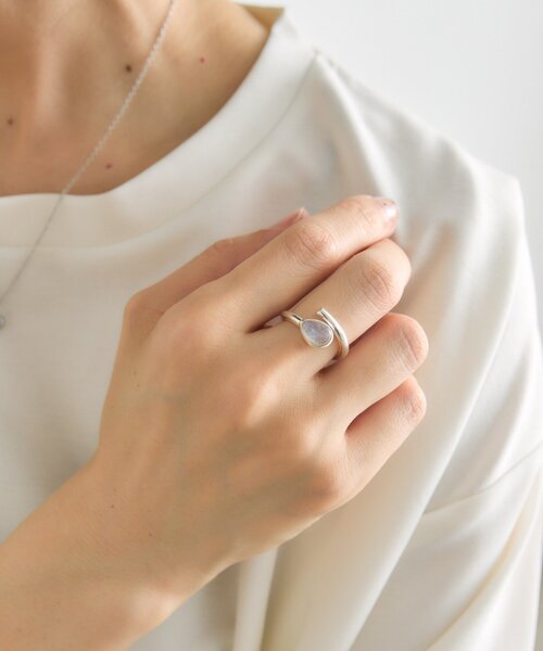 ear PAPILLONNER（イアパピヨネ）の「《WEB限定/スターリングシルバー使用》》ムーンストーンリング（リング・レディース・シルバー系その他4・ONE SIZE）」の7枚目の写真