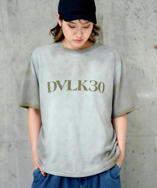 DEVILOCK(デビロック)の「DEVILOCK Sun Faded Vintage Logo Tee(Tシャツ/カットソー・メンズ・カーキ/ネイビー/ブラック・MEDIUM/X-LARGE/LARGE)」の3枚目の写真
