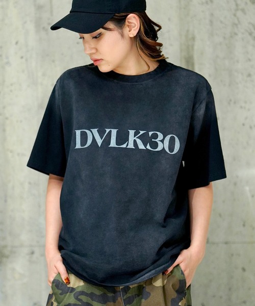 DEVILOCK(デビロック)の「DEVILOCK Sun Faded Vintage Logo Tee(Tシャツ/カットソー・メンズ・カーキ/ネイビー/ブラック・MEDIUM/X-LARGE/LARGE)」の2枚目の写真