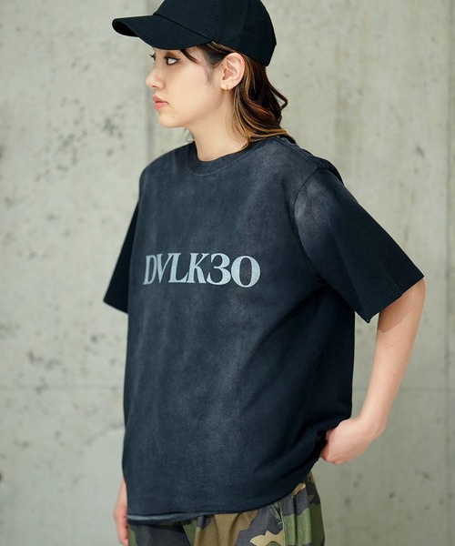 DEVILOCK(デビロック)の「DEVILOCK Sun Faded Vintage Logo Tee(Tシャツ/カットソー・メンズ・カーキ/ネイビー/ブラック・MEDIUM/X-LARGE/LARGE)」の6枚目の写真