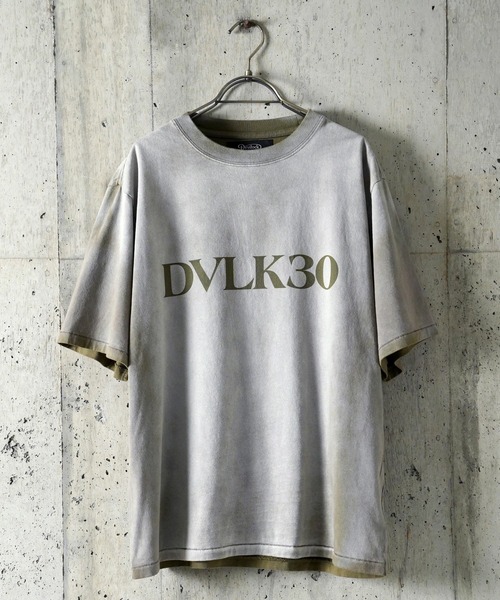 DEVILOCK(デビロック)の「DEVILOCK Sun Faded Vintage Logo Tee(Tシャツ/カットソー・メンズ・カーキ/ネイビー/ブラック・MEDIUM/X-LARGE/LARGE)」の9枚目の写真