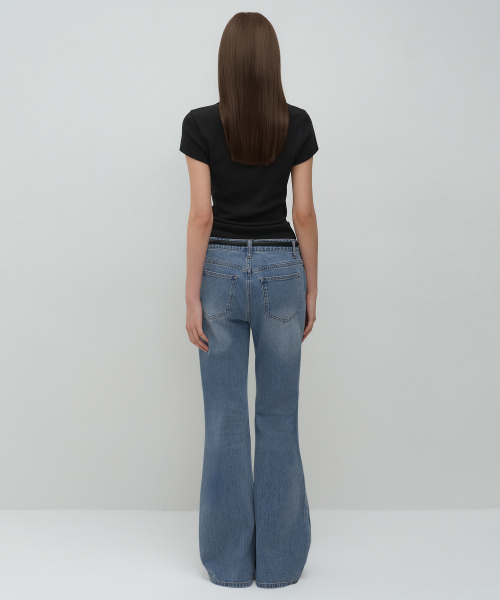 MUSINSA STANDARD WOMAN（ムシンサスタンダードウーマン）の「ウィメンズ エッセンシャル ブーツカット デニムパンツ [ライトインディゴ]（デニムパンツ・レディース・その他・24/25/26/27/28/29/30）」の3枚目の写真