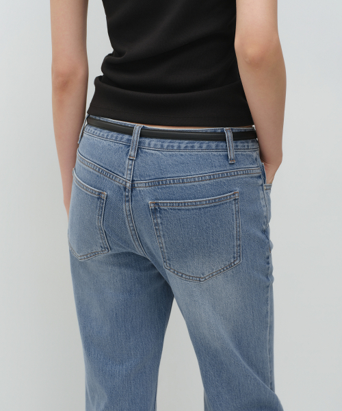 MUSINSA STANDARD WOMAN（ムシンサスタンダードウーマン）の「ウィメンズ エッセンシャル ブーツカット デニムパンツ [ライトインディゴ]（デニムパンツ・レディース・その他・24/25/26/27/28/29/30）」の5枚目の写真