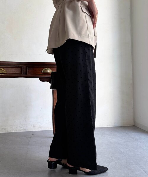 Chez toi(シェトワ)の「フロッキードットストレートパンツ(その他パンツ・レディース・ブラック/チャコールグレー・FREE)」の6枚目の写真
