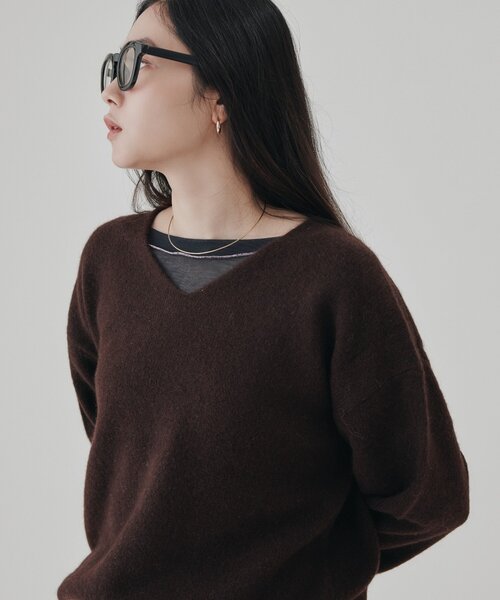 Omekashi(オメカシ)の「Vネックラウンドヤクニット(ニット/セーター・レディース・ブラウン/モカ/オフホワイト・FREE)」の1枚目の写真