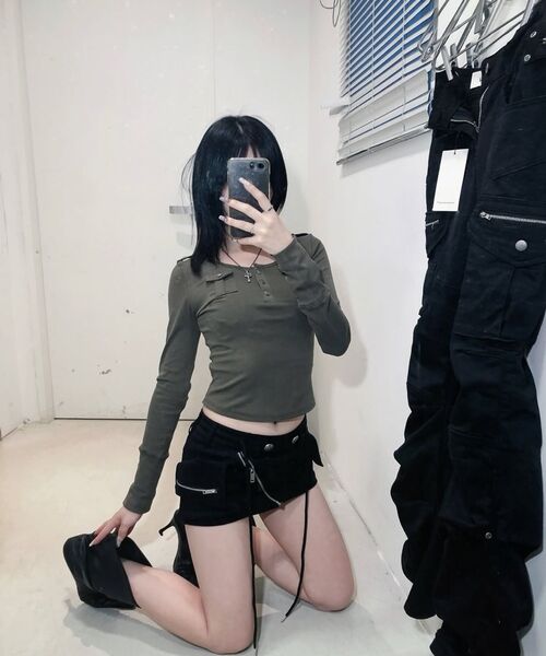 SCHISM INDUCING（スキズムインデューシング）の「POCKET BUTTONED HENLEY TOP KHAKI（Tシャツ/カットソー・レディース・その他・FREE）」の5枚目の写真