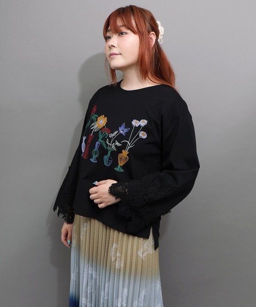 iS ScoLar(イズスカラー)の「563228:花瓶の花刺繍 袖レース付きプルオーバー(Tシャツ/カットソー・レディース・ブラック/パープル・M)」の2枚目の写真