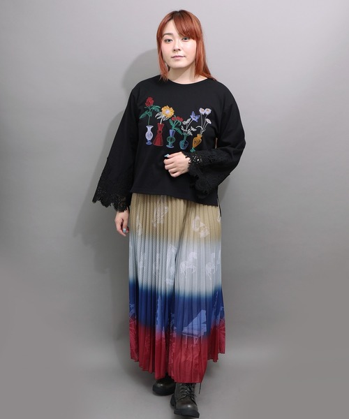 iS ScoLar(イズスカラー)の「563228:花瓶の花刺繍 袖レース付きプルオーバー(Tシャツ/カットソー・レディース・ブラック/パープル・M)」の3枚目の写真