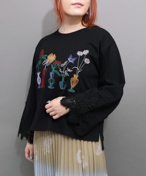 iS ScoLar(イズスカラー)の「563228:花瓶の花刺繍 袖レース付きプルオーバー(Tシャツ/カットソー・レディース・ブラック/パープル・M)」の4枚目の写真