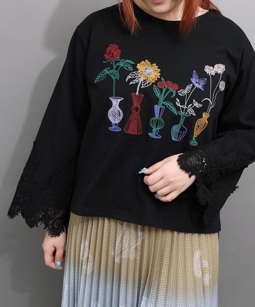 iS ScoLar(イズスカラー)の「563228:花瓶の花刺繍 袖レース付きプルオーバー(Tシャツ/カットソー・レディース・ブラック/パープル・M)」の7枚目の写真