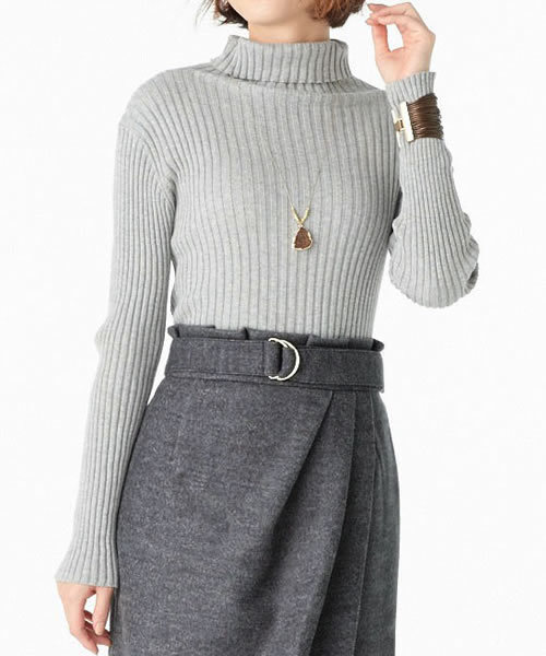 IEDIT（イディット）の「ＩＥＤＩＴ　レーベルコレクション　コットンカシミア素材が心地良い着ぶくれ知らずのリブ編みタートルニット　（ニット/セーター・レディース・ライトグレー/アイボリー・LARGE/SMALL/X-LARGE/MEDIUM/XX-LARGE）」の2枚目の写真