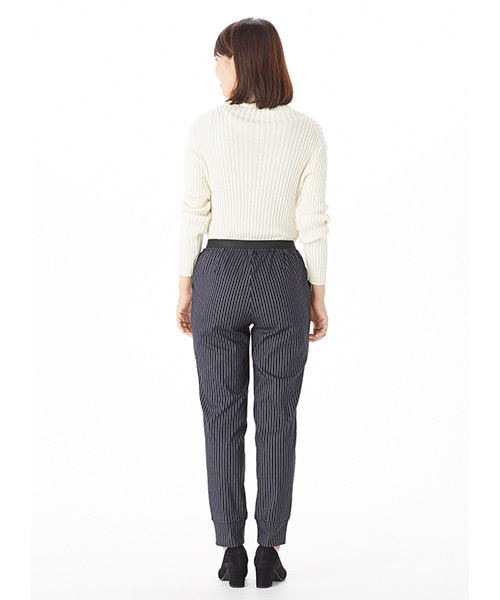 IEDIT（イディット）の「ＩＥＤＩＴ　レーベルコレクション　コットンカシミア素材が心地良い着ぶくれ知らずのリブ編みタートルニット　（ニット/セーター・レディース・ライトグレー/アイボリー・LARGE/SMALL/X-LARGE/MEDIUM/XX-LARGE）」の5枚目の写真