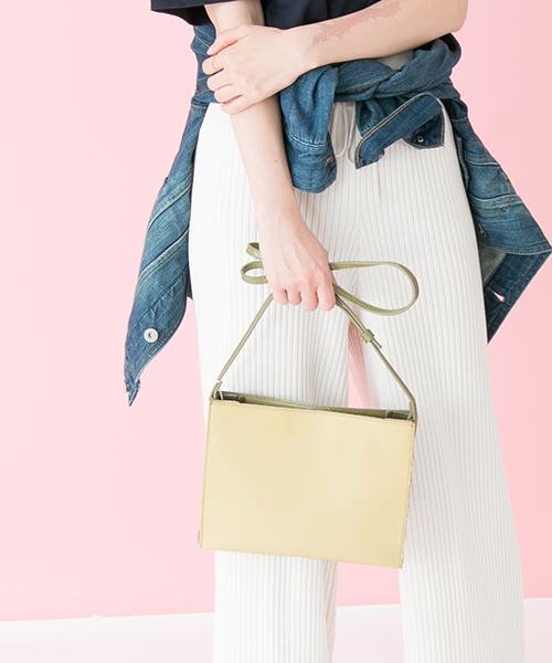 YAHKI（ヤーキ）の「UR×YAHKI 別注YH-26（ショルダーバッグ・レディース・カーキ/キャメル/ネイビー・ONE SIZE）」の4枚目の写真