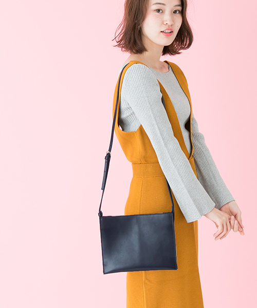 YAHKI（ヤーキ）の「UR×YAHKI 別注YH-26（ショルダーバッグ・レディース・カーキ/キャメル/ネイビー・ONE SIZE）」の11枚目の写真