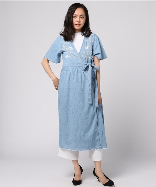 LBC（エルビーシー）の「デニム刺繍ガウン         （ワンピース・レディース・ライトブルー/ブルー・MEDIUM/LARGE）」の2枚目の写真