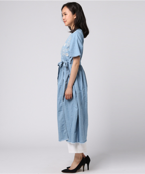 LBC（エルビーシー）の「デニム刺繍ガウン         （ワンピース・レディース・ライトブルー/ブルー・MEDIUM/LARGE）」の11枚目の写真