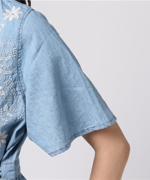 LBC（エルビーシー）の「デニム刺繍ガウン         （ワンピース・レディース・ライトブルー/ブルー・MEDIUM/LARGE）」の5枚目の写真