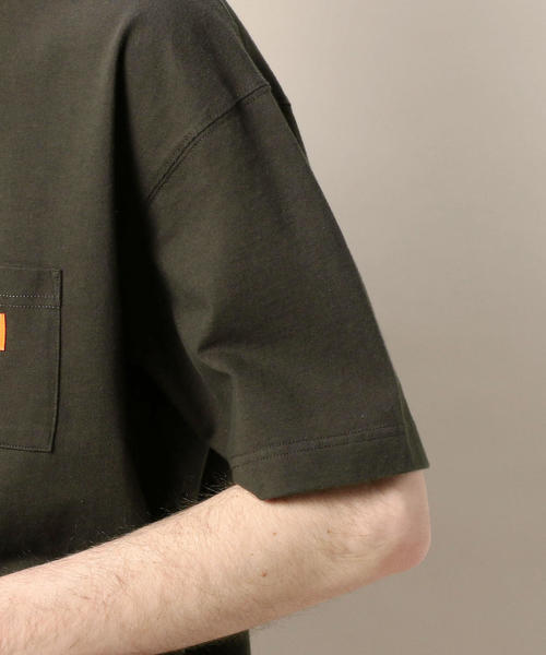 UNIVERSAL OVERALL（ユニバーサルオーバーオール）の「【別注】 ＜UNIVERSAL OVERALL（ユニバーサル オーバーオール）＞ 1POC S/T/Tシャツ（Tシャツ/カットソー・メンズ・ホワイト/ダークグレー/ベージュ/オレンジ・LARGE/X-LARGE/MEDIUM/SMALL）」の19枚目の写真