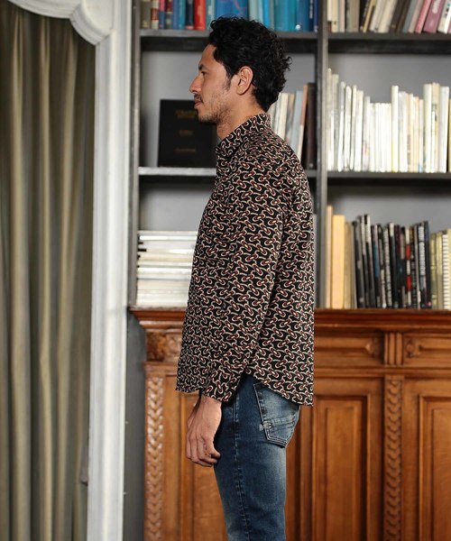 MEN'S BIGI（メンズビギ）の「ヴィンテージ調幾何学柄プリントシャツ【ウォッシャブル仕様】（シャツ/ブラウス・メンズ・ブラック/ブラウン/ネイビー・M/S/L）」の9枚目の写真