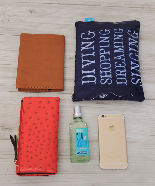 florist（フローリスト）の「2way牛革カットオフフラップバッグ（ショルダーバッグ・レディース・ライトグレー/ブラック/ネイビー/レッド/グリーン/アイボリー/キャメル/チャコール・FREE）」の11枚目の写真