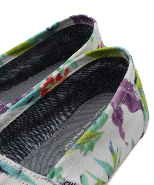 TOMS（トムス）の「トムス ウィメンズ クラシック ボタニカル柄 スリッポン TOMS W CLSC Birds of Paradise（スニーカー・レディース・ホワイト/ブラック・23.5cm/24.5cm/23cm/22cm）」の8枚目の写真