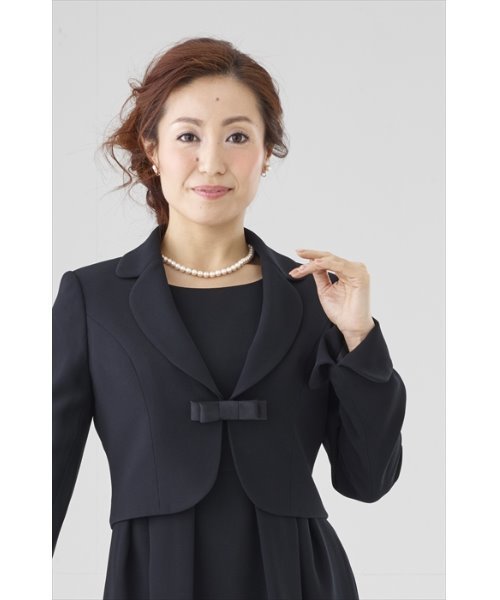 MONOIR(モノワール)の「濃染加工ショート丈アンサンブル(ジャケットワンピース)(アンサンブル・レディース・ブラック・11号/9号/5号/7号)」の3枚目の写真