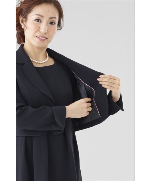 MONOIR(モノワール)の「濃染加工ショート丈アンサンブル(ジャケットワンピース)(アンサンブル・レディース・ブラック・11号/9号/5号/7号)」の5枚目の写真