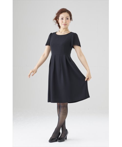 MONOIR(モノワール)の「濃染加工ショート丈アンサンブル(ジャケットワンピース)(アンサンブル・レディース・ブラック・11号/9号/5号/7号)」の7枚目の写真