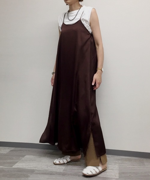 minius（ミニウス）の「ミニウス/ レディース サテンキャミワンピース 裾スリットマキシ丈（ワンピース・レディース・ブラック/ベージュ/ブラウン・MEDIUM）」の2枚目の写真