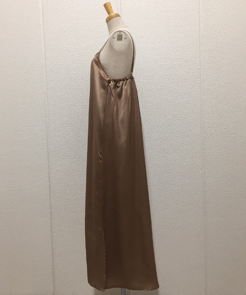 minius（ミニウス）の「ミニウス/ レディース サテンキャミワンピース 裾スリットマキシ丈（ワンピース・レディース・ブラック/ベージュ/ブラウン・MEDIUM）」の8枚目の写真