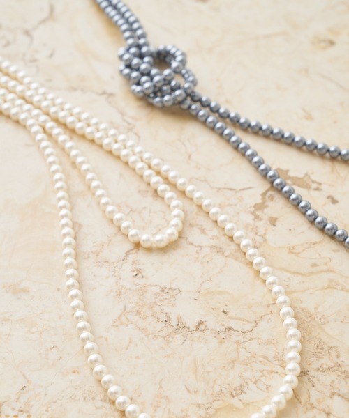 Chico（チコ）の「ロングパールネックレス（ネックレス・レディース・ホワイト/シルバー・FREE）」の4枚目の写真