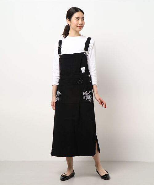 ScoLar（スカラー）の「花スカラーちゃん刺繍ジャンパースカート（サロペット/オーバーオール・レディース・ネイビー/ベージュ/ブラック・M）」の2枚目の写真