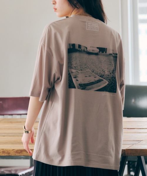 SEVENDAYS=SUNDAY（セブンデイズサンデイ）の「MOST BLISSFUL TEE　＊◇（Tシャツ/カットソー・レディース・オフホワイト/グレイッシュベージュ・S/M/L）」の2枚目の写真