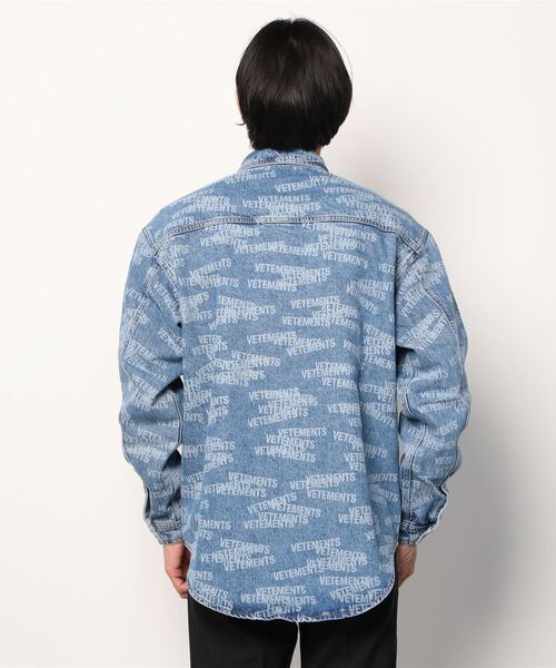 VETEMENTS（ヴェトモン）の「VETEMENTS / ヴェトモン：STAMPED LOGO DENIM SHIRT：UA52SH960[RIP]（シャツ/ブラウス・メンズ・ブルー・M/XS/S）」の3枚目の写真