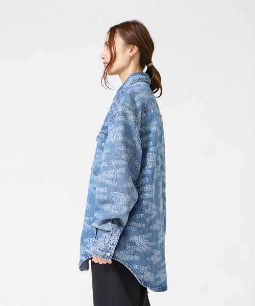 VETEMENTS（ヴェトモン）の「VETEMENTS / ヴェトモン：STAMPED LOGO DENIM SHIRT：UA52SH960[RIP]（シャツ/ブラウス・メンズ・ブルー・M/XS/S）」の14枚目の写真